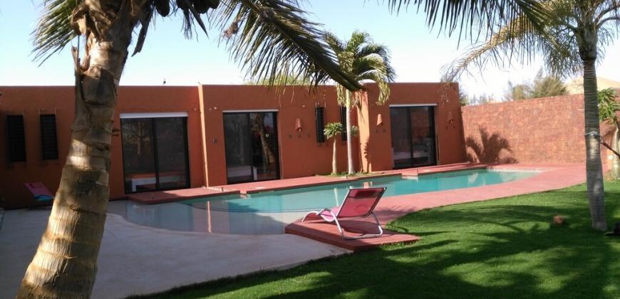 Villa lueuse à vendre avec piscine à Ngaparou Thiès