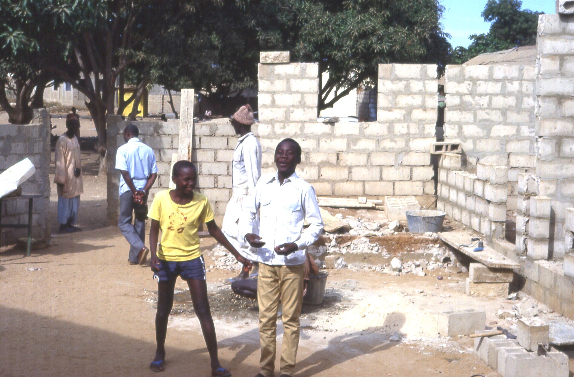 Murs en parpaings d'une maison en construction dans la banlieue de Dakar