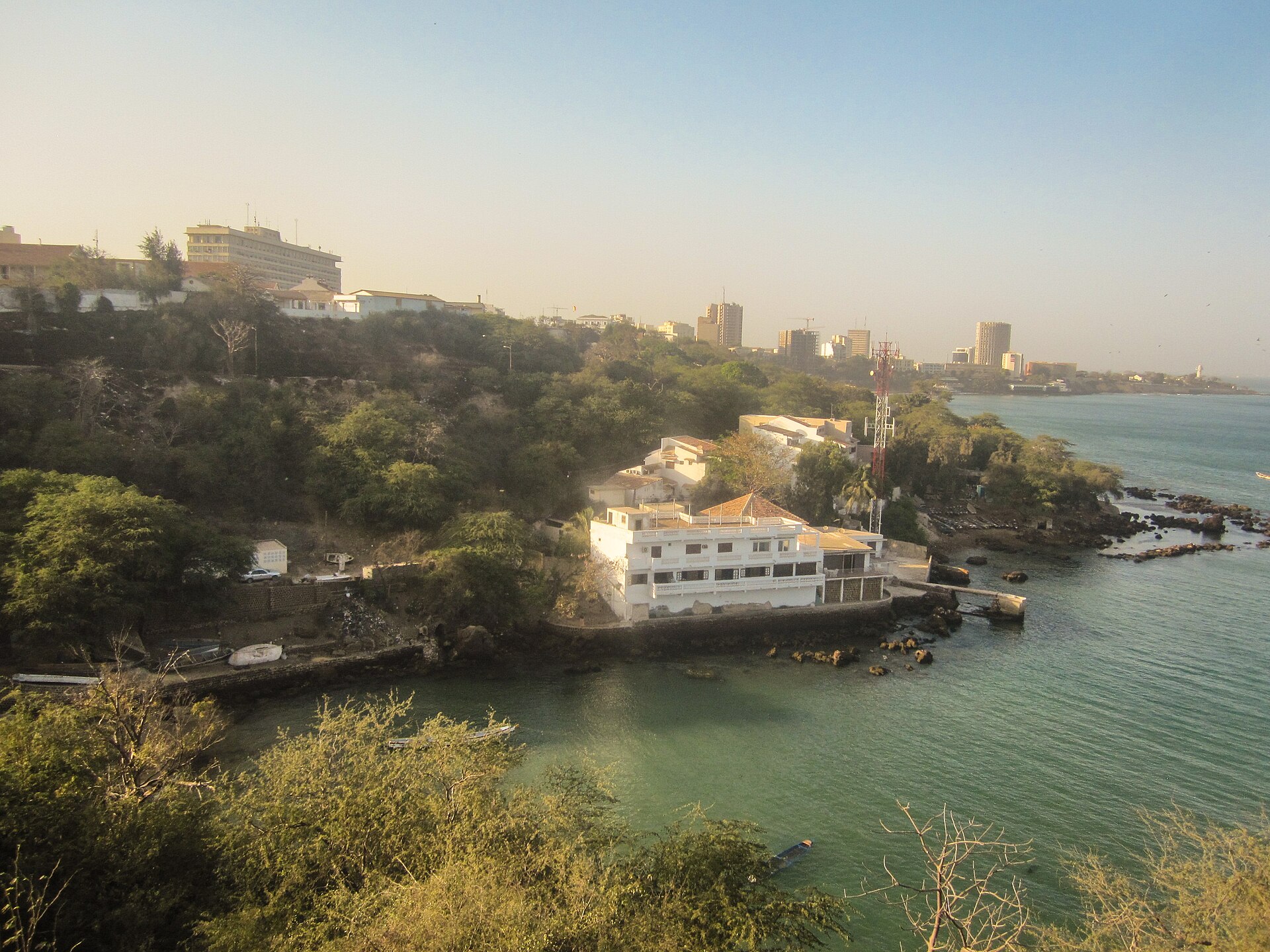 Immeubles et villas sur la corniche de Dakar au-dessus de l'océan